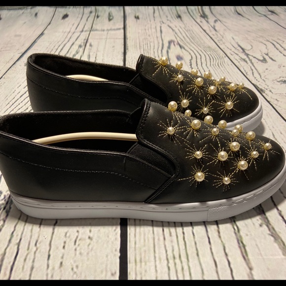 NEW Qupid Moira Fashion Sneaker with Pearls - Picture 2 of 6